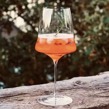 كأس نبيذ زجاجي