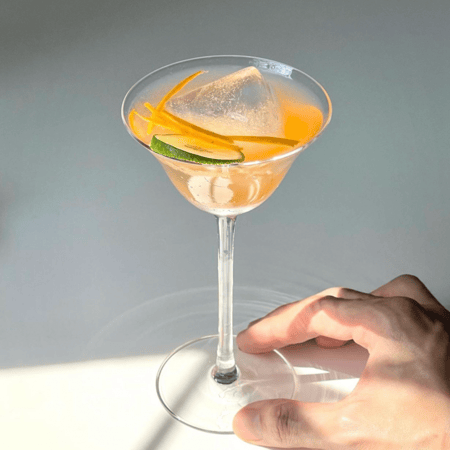 كأس نبيذ زجاجي