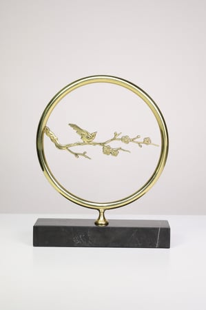 تحفه من الرخام باللون الذهبي