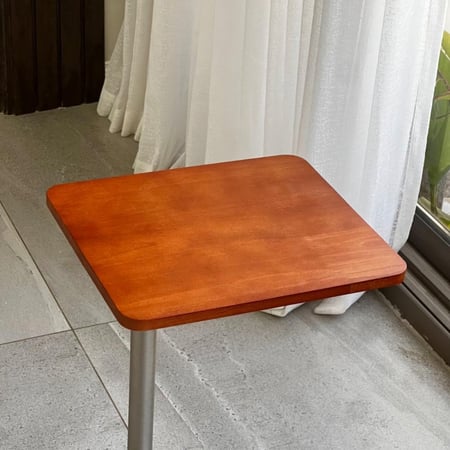 طاولة خدمة بسطح خشب