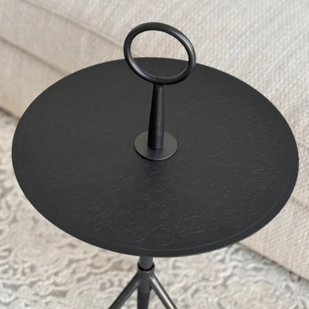 طاولة معدنية متجر غصون وشجون