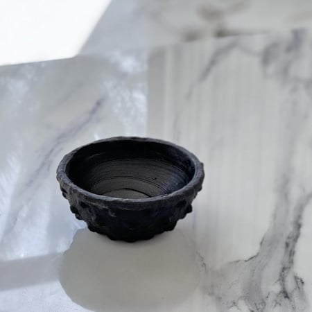 تقديمة اسود بشكل مميز