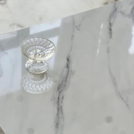 تقديمة زجاج بقاعدة