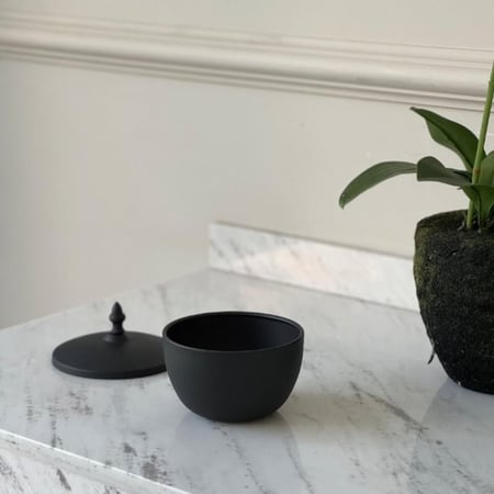 علبة معدن بلون اسود