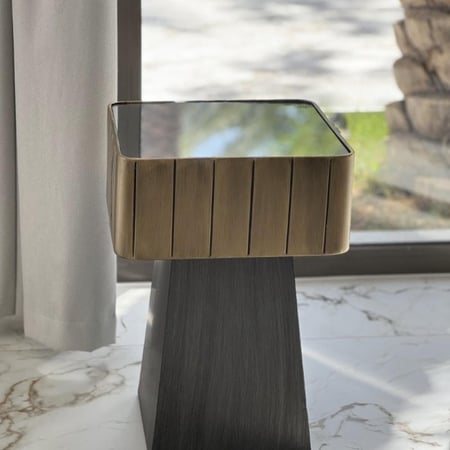 طاولة معدن بسطح مرايا