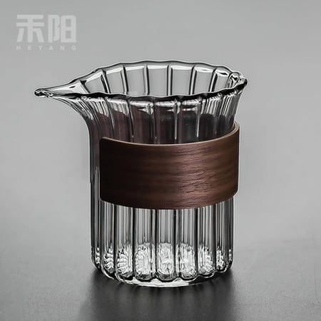 ابريق زجاجي بمقبض خشبي