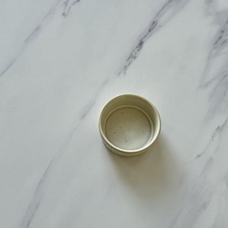 زبدية سيراميك صغيرة  بنقشة مميزة