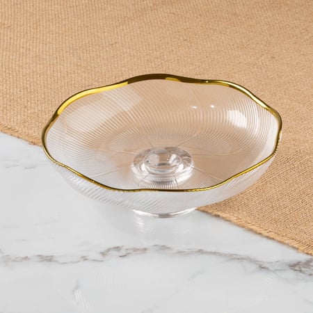 تقديمة بقاعدة بأطراف ذهبية