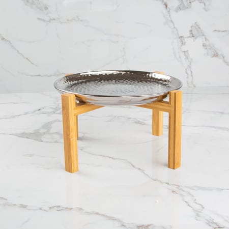 طبق تقديم فضي بقاعدة خشبية