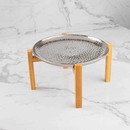 طبق تقديم فضي بقاعدة خشبية