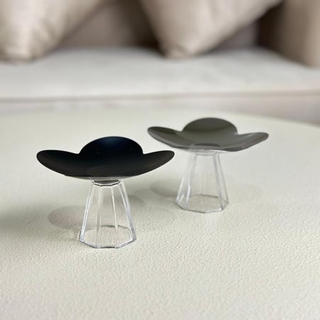 تقديمة معدن بقاعدة اكريلك