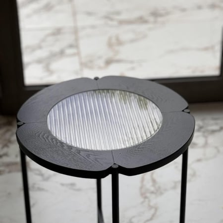 طاوله خشبية من متجر غصون وشجون