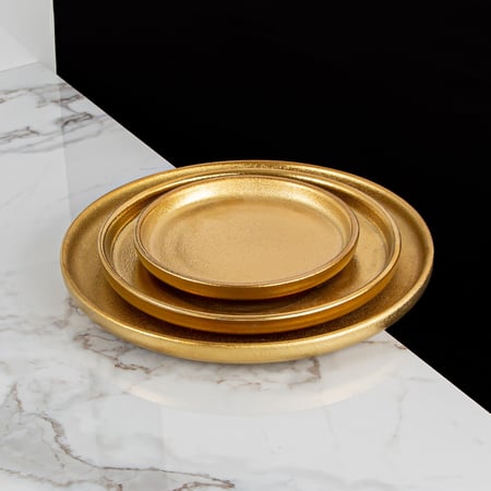 طبق تقديم ذهبي