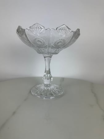 تقديمة زجاج بقاعدة