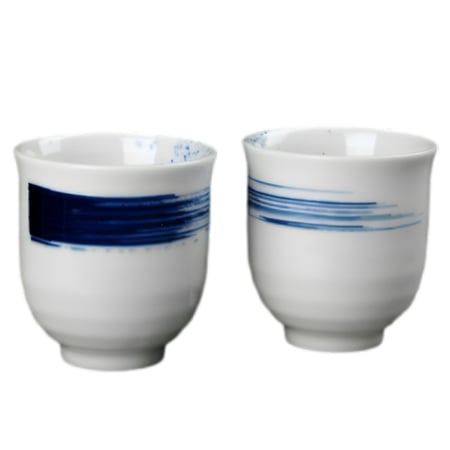 كوب لون الابيض مع الازرق