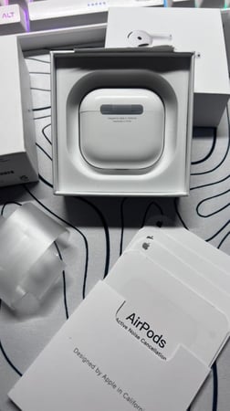 سماعة airpods 4