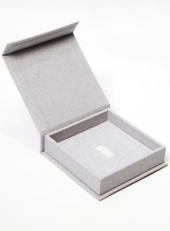 علبة يو اس بي USB لون رمادي فاتح
