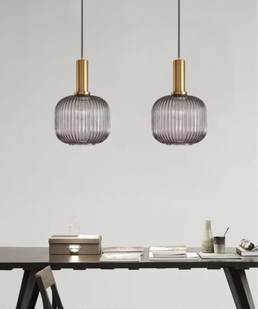 إنارة معلقة رمادية بزجاج مخطط وإطار ذهبي أنيق إضاءة سقف داخلية فاخرة