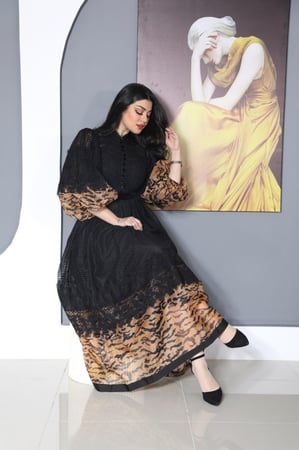 فستان اسود مع برنت نمري