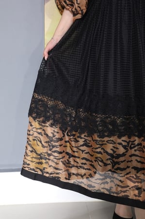 فستان اسود مع برنت نمري