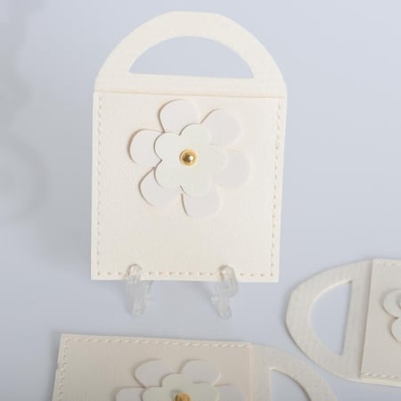 مجموعه (12) جيوب جلد  مع ورده بيد لون ابيض