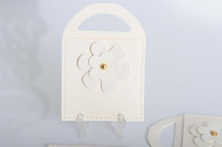 مجموعه (12) جيوب جلد  مع ورده بيد لون ابيض