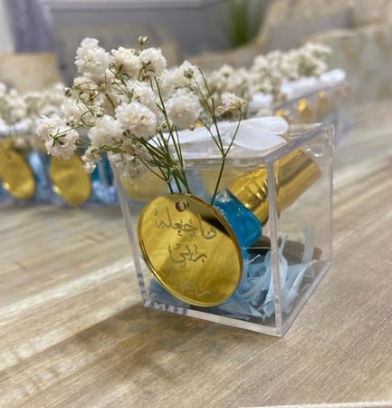 مجموعة (12) علبة اكريلك 6*6 مع عطر تيفاني و وردة ولوجو حسب الطلب