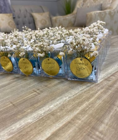 مجموعة (12) علبة اكريلك 6*6 مع عطر تيفاني و وردة ولوجو حسب الطلب