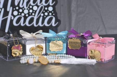 مجموعه (12) تنسيق علب اكريلك علي سبح لولو مع كتابة اسم