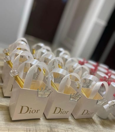 مجموعة (12) عطر توزيعات مع الكيس و لوجو حسب الطلب