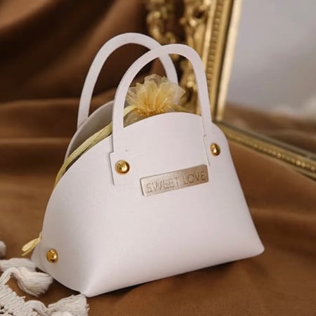 شنطة جلد توزيعات لون ابيض