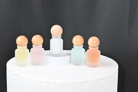 مجموعه(12) عطورات بغطاء خشبي بدون طباعه