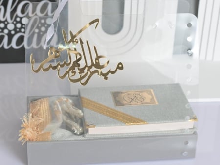 مجموعة  شفاف مصحف مع سجادة مع سبحة