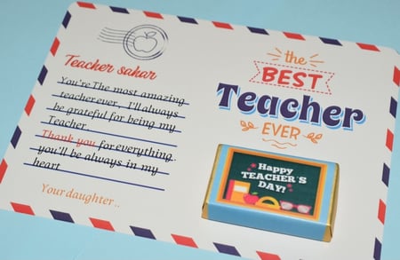 بطاقة مع قطعة شوكليت