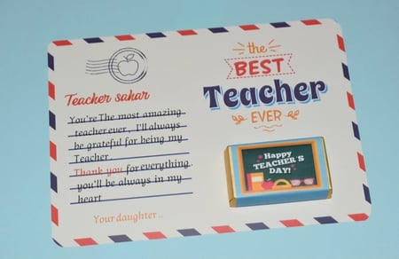 بطاقة مع قطعة شوكليت