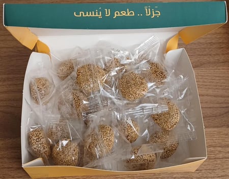 كرات التمر بالسمسم