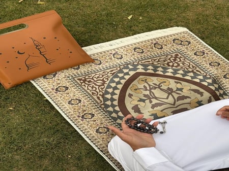 سجادة صلاة هدية مع حقيبة جلديه