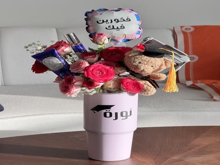 كوب تخرج مع ورد