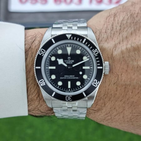 ساعة تيودور بلاك باي