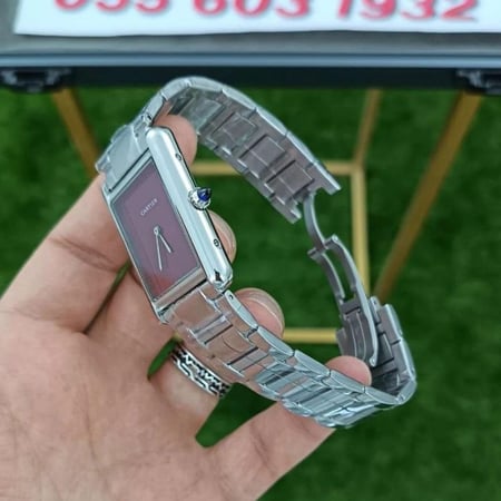 ساعة كارتير تانك موست باللون العنابي