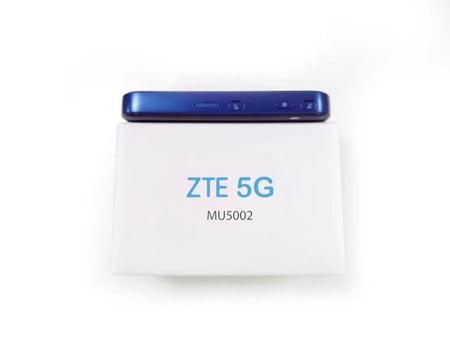 ZTE زد تي اي MU5001 5G واي فاي محمول للسفر يربط 32 جهازا مع شاشة تعمل بالمس وبطارية تدوم حتي 8ساعات مع شحن سريع(اسود مع ازرق في الجوانب) = 6902176081132
