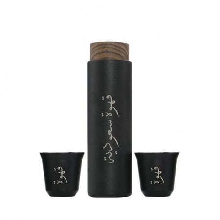 VERTIk  فيرتيك طقم حافظة سوائل للمشروبات الحارة والباردة مع كوبين (فنجال). تتميز بتصميم أنيق وخامة خارجية مزيّنة بعبارة قهوة عربية. غطاء علوي مميز بطابع خشبي. ومبطنة بالداخل بالفولاذ المقاوم للصدأ والآمن تمامًا للمشروبات المختلفة.اسود = 647535257242