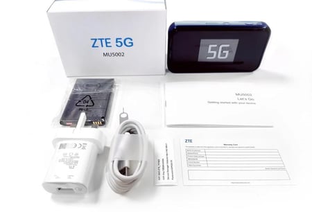 ZTE زد تي اي MU5001 5G واي فاي محمول للسفر يربط 32 جهازا مع شاشة تعمل بالمس وبطارية تدوم حتي 8ساعات مع شحن سريع(اسود مع ازرق في الجوانب) = 6902176081132