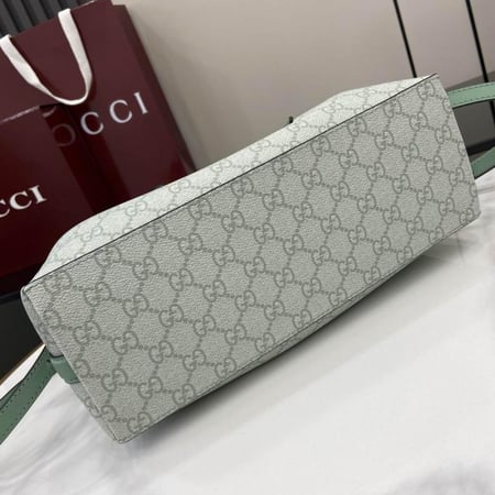 شنطة توت جوتشي متوسطة G G Emblem Medium Tote