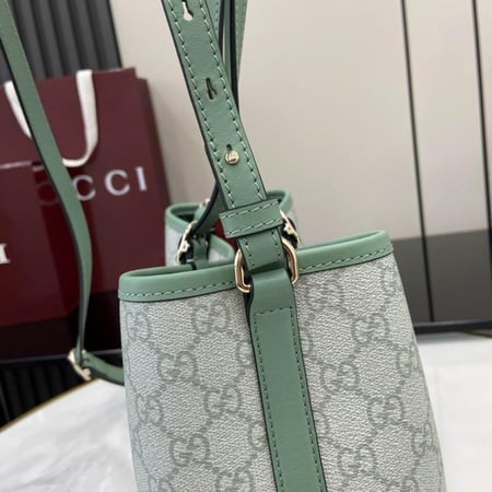 شنطة توت جوتشي متوسطة G G Emblem Medium Tote