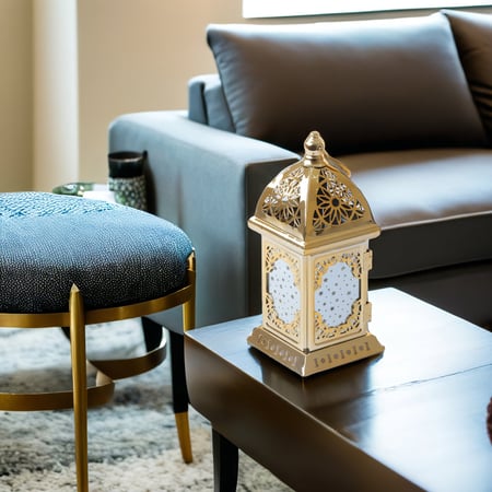 فانوس رمضاني جميل باللون الذهبي مع إضاءة LED