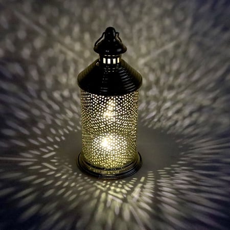 فانوس ذهبي فاخر بإضاءة خافتة وتصميم عصري