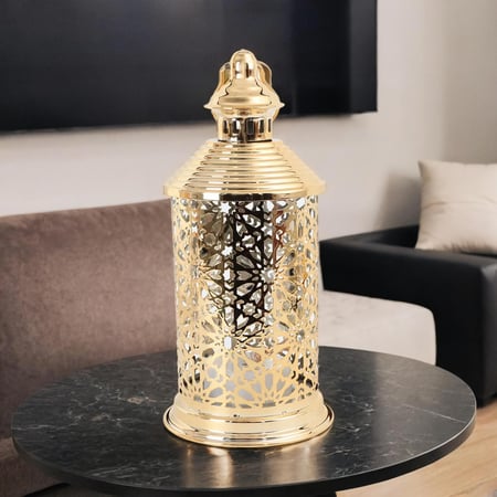 فانوس معدني شرقي بزخارف هندسية وإضاءة دافئة