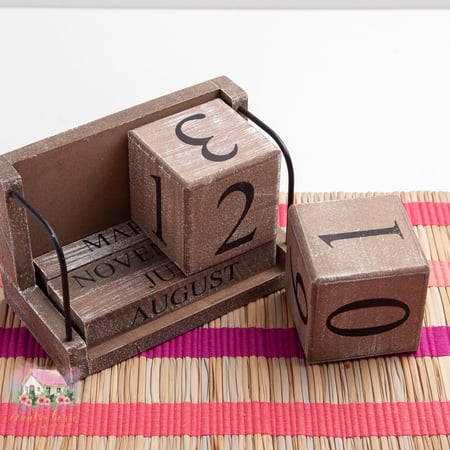 4654 تقويم خشبي شابي شيك بجوانب معدنية