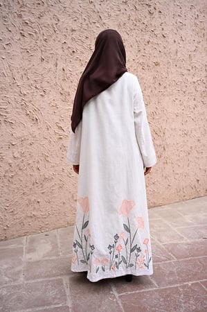 عباية لنن اوف وايت بتطريز ورود ناعم